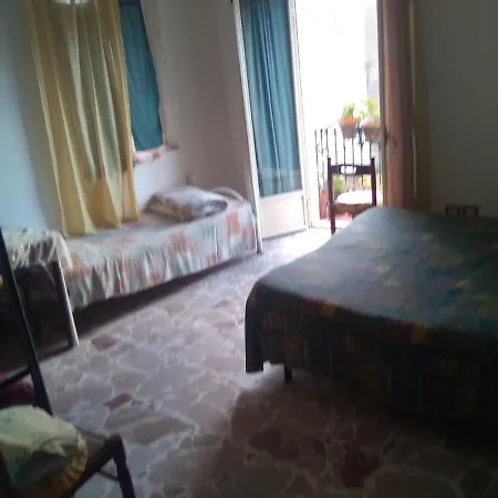 In Guest - Large For Five People تاورمينا
